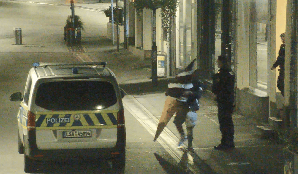 Kurz nachdem der Eistüten-Mann in der Burger Innenstadt per Videoüberwachung erfasst worden ist, ist die Polizei ausgerückt.