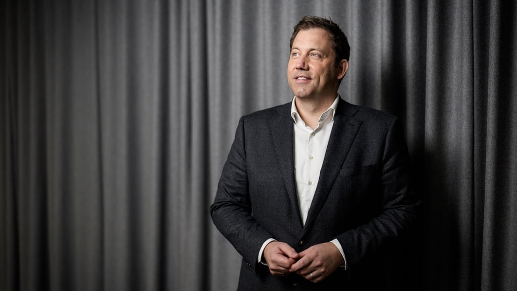 Ein kleines, aber feines Geschenk hat Vizekanzler Klingbeil für Merz zum Geburtstagsempfang mitgebracht.