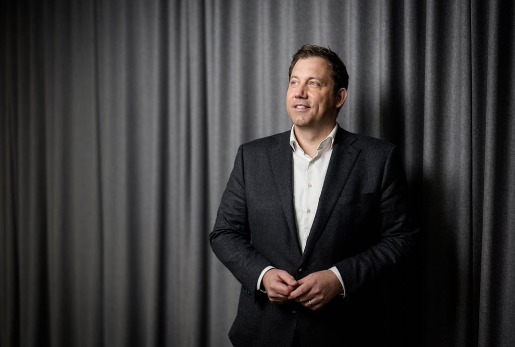 Ein kleines, aber feines Geschenk hat Vizekanzler Klingbeil für Merz zum Geburtstagsempfang mitgebracht.