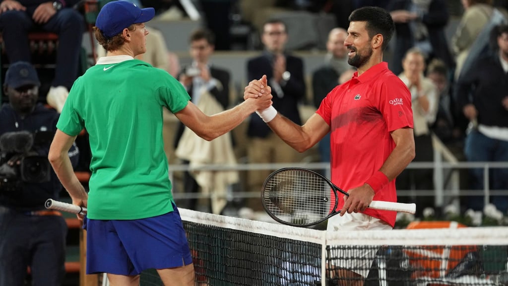 Novak Djokovic (r) hat eine klare Meinung zum Dopingfall von Jannik Sinner.