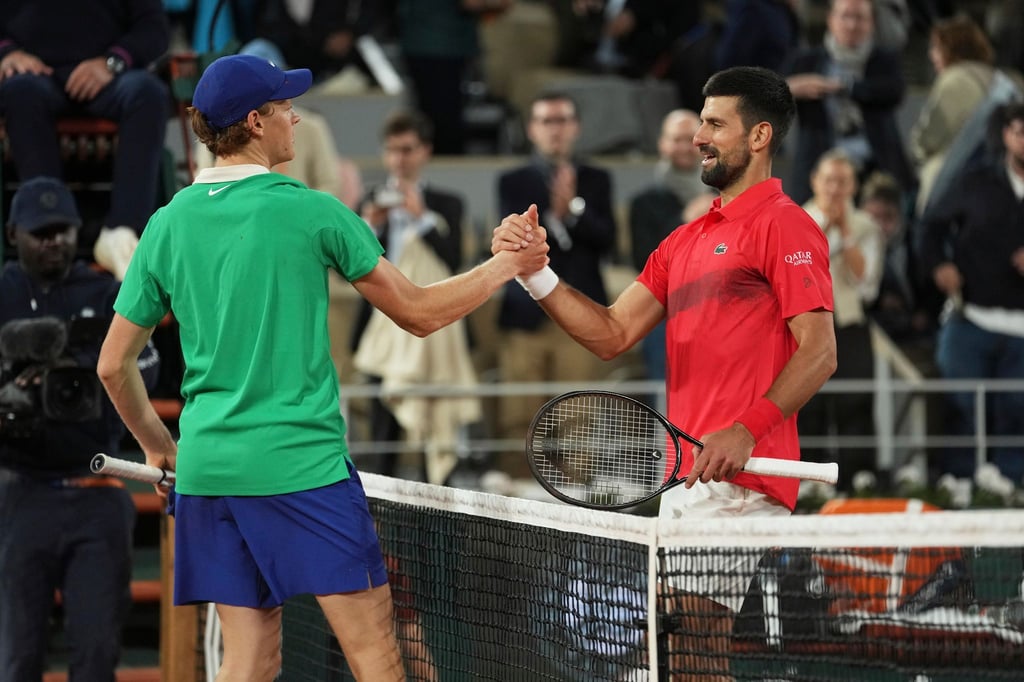 Novak Djokovic (r) hat eine klare Meinung zum Dopingfall von Jannik Sinner.