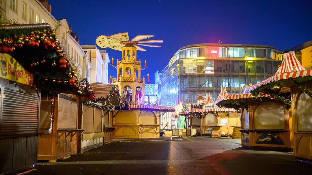 Der noch geschlossene und sich im Aufbau befindende Magdeburger Weihnachtmarkt. Wegen Diskussionen um das Sicherheitskonzept erhält der Magdeburger Weihnachtsmarkt vorerst keine Genehmigung.