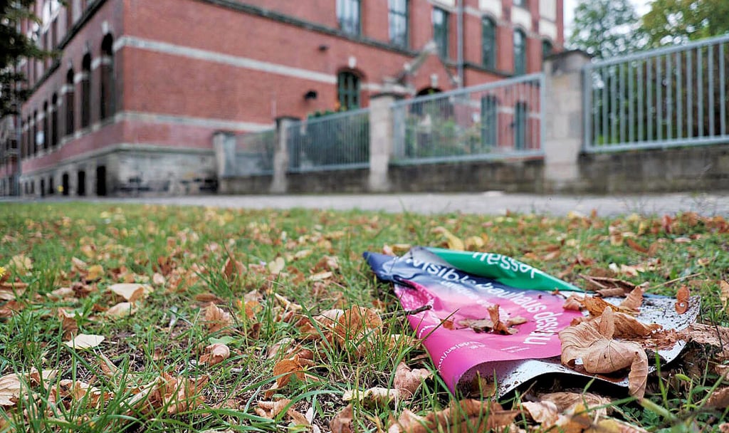 Abgelöster Sticker des „Unsichtbares Bauhaus“ in der Mauerstraße.