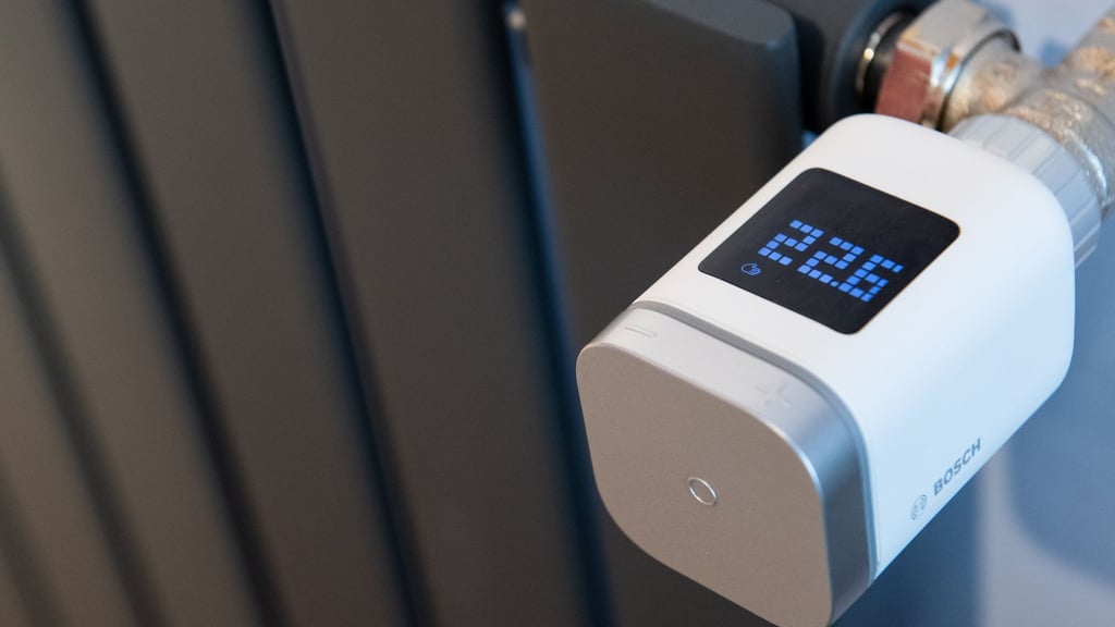 Statt ständigem Hoch- und Runterdrehen: Wer die Heizung konstant auf niedriger oder mittlerer Stufe einstellt, kommt energiesparender durch den Winter.