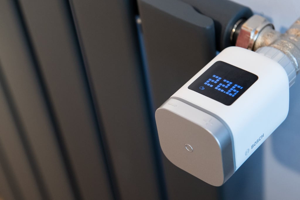 Statt ständigem Hoch- und Runterdrehen: Wer die Heizung konstant auf niedriger oder mittlerer Stufe einstellt, kommt energiesparender durch den Winter.