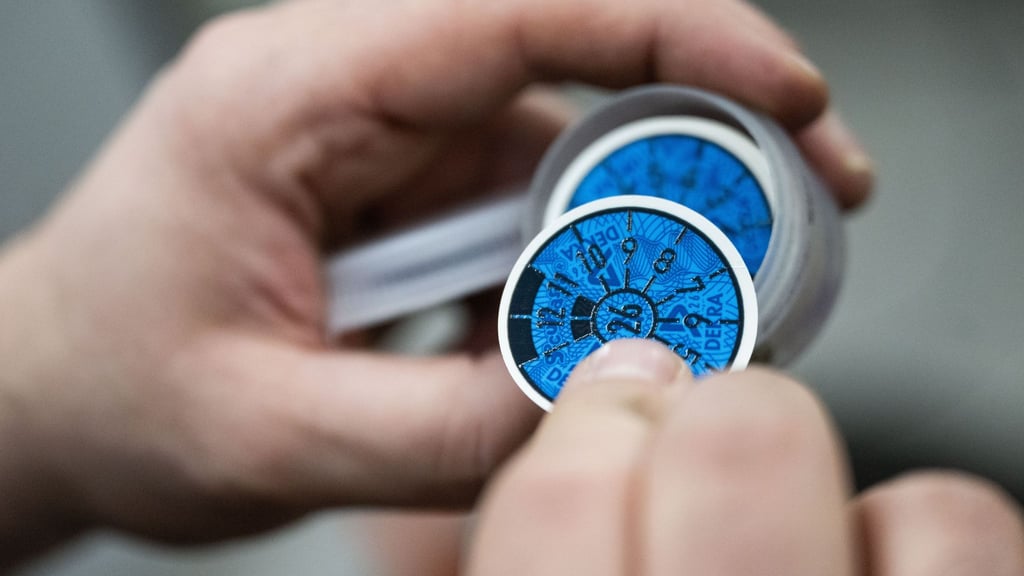 Unter anderem die Farbe der Prüfplakette gibt an, wann die nächste HU fällig ist: Nach Orange für 2025 folgen Blau, Gelb, Braun, Rosa und Grün.