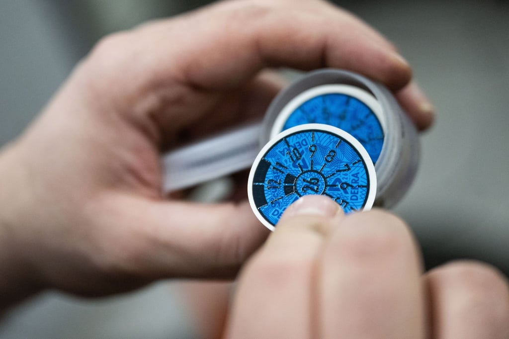 Unter anderem die Farbe der Prüfplakette gibt an, wann die nächste HU fällig ist: Nach Orange für 2025 folgen Blau, Gelb, Braun, Rosa und Grün.