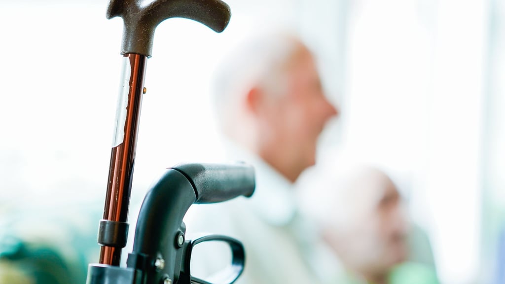 Mit dem Pilotprojekt „Carla“ sollen Pflegeheimbewohner schneller ärztlich versorgt werden – per Videochat und mit Hilfe digitaler Geräte. (Symbolbild)