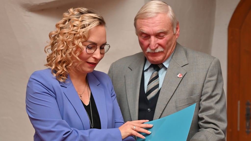 Norbert Hoße aus Klein Rodensleben wird von der Bürgermeisterin der Einheitsgemeinde Wanzleben geehrt.