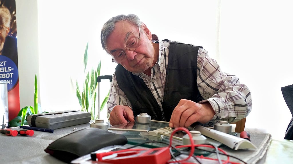 Wolfgang Niemann werkelt im Wittenberger Reparaturcafé, diesmal an einer Waage.