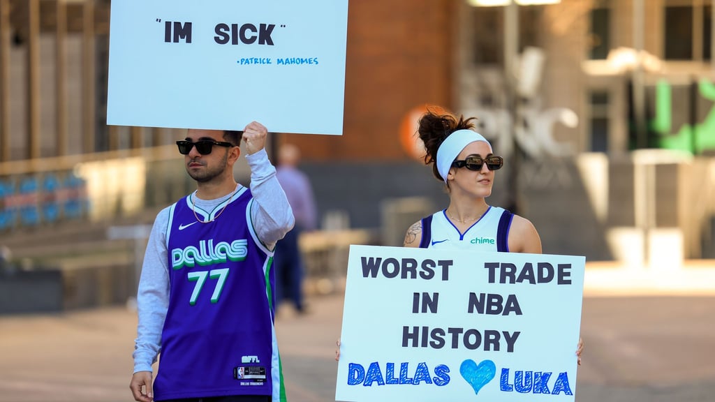 Fan-Protest gegen den Wechsel von Luka Doncic. (Archivbild)