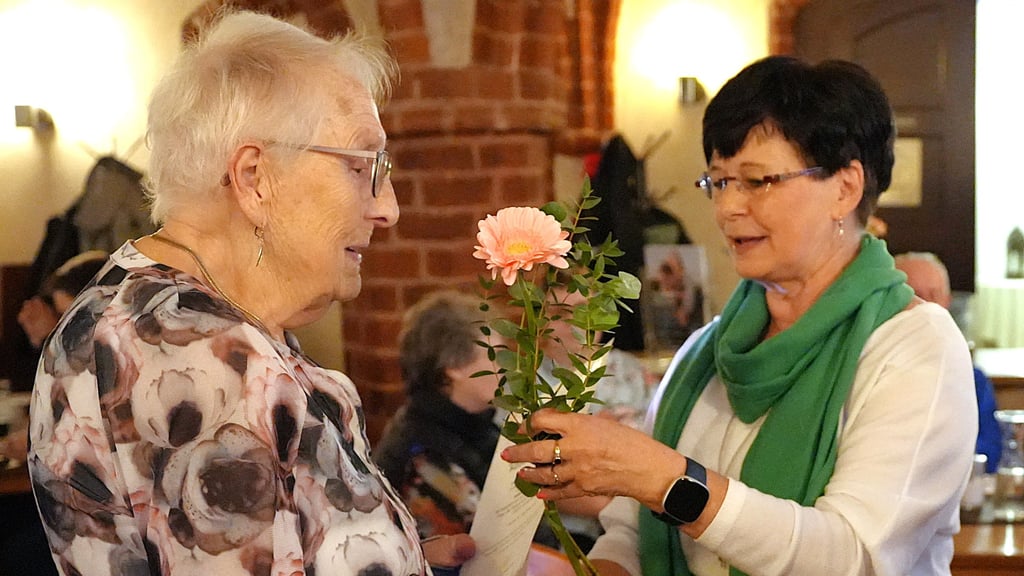 Seit 35 Jahren ist Rosemarie Reimann (links) bei der Rheumaliga dabei. Es gratulierte Vorsitzende Gudrun Kurzhals.