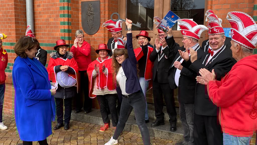 Da ist er! GCC-Präsidentin Ulrike Paul mit dem Rathausschlüssel. 
