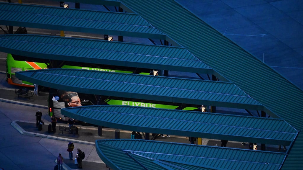 Flixbus stockt sein Angebot rund um die Feiertage auf: Auf beliebten Strecken fahren deutlich mehr Busse als sonst.