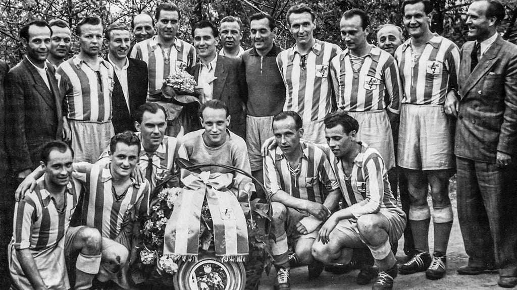 Turbine Halle gewann 1952 die DDR-Meisterschaft. Zwei Jahre später mussten sich die Spieler dem SC Chemie Halle anschließen. 