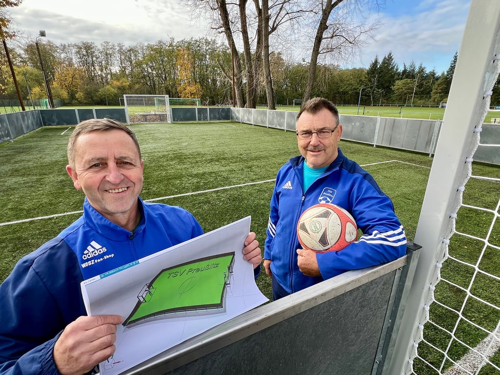 Steffen Eschner (v.l) von der Firma Pöttinger konstruierte die Kleinfeldanlage für den TSV Preußlitz. Darüber freut sich Uwe Schmidt.