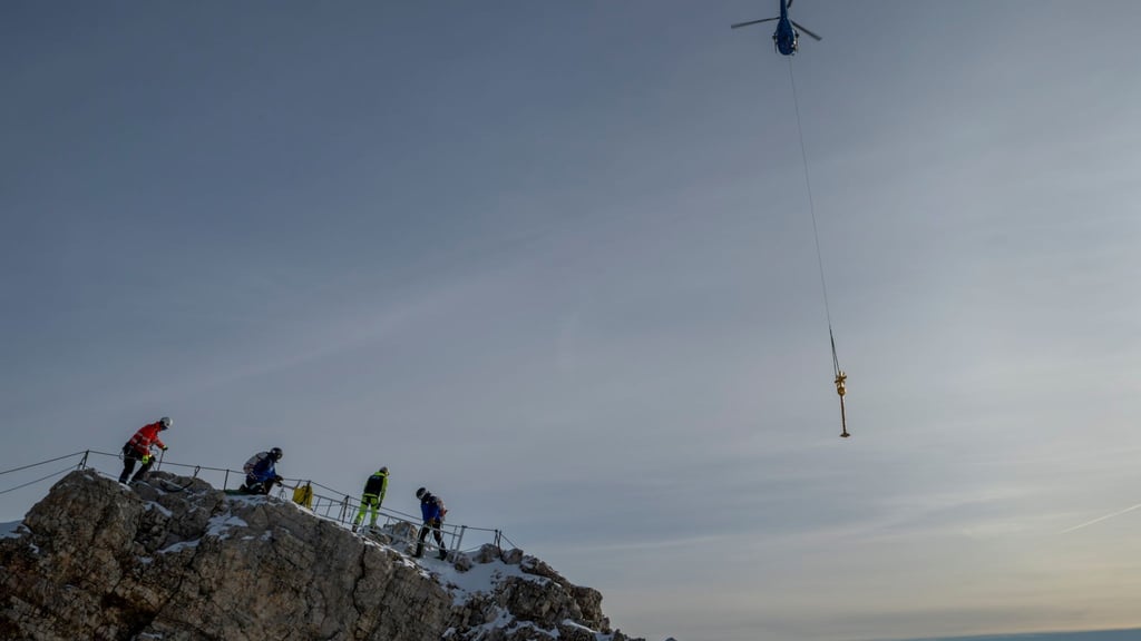 Das Kreuz der Zugspitze wurde für eine Restaurierung ins Tal geflogen.