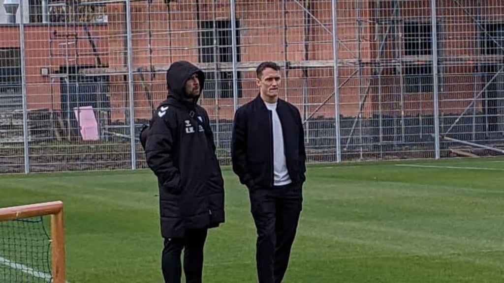 Kevin Waliczek (li.) gemeinsam mit Ex-Magdeburger Martijn Kaars auf dem Trainingsplatz vom 1. FC Magdeburg. 