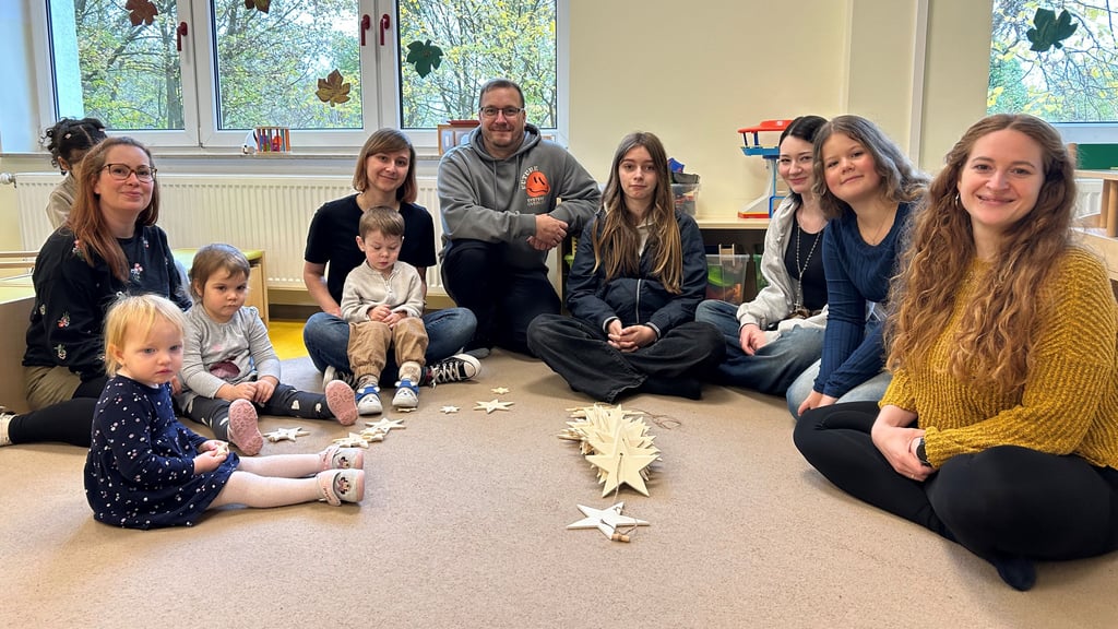 Laura Kaiser (rechts) und Danny Wels (Mitte) leiten das Projekt „Schluss-Konzept“, das Schulverweigerung entgegenwirken soll. Jugendliche aus der Gruppe, darunter Isabel (2.v.r.) und Katharina (4.v.r.) haben in der Werkstatt Holzsterne für die Kita Valentin hergestellt. 