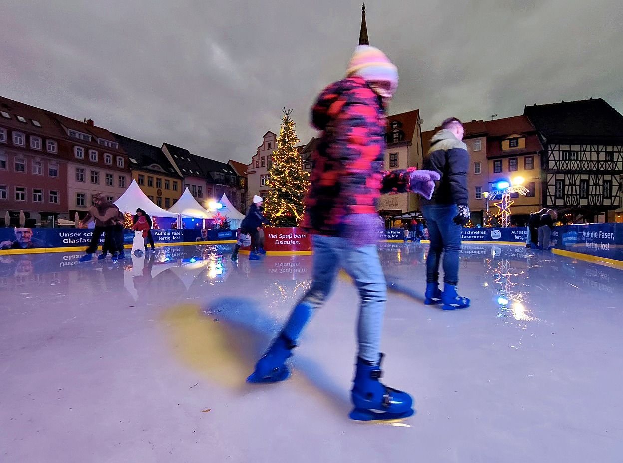 Eine Olympiasiegerin läuft zur Eröffnung: Eisbahn auf Merseburgs Markt: Wann geht es wieder los?