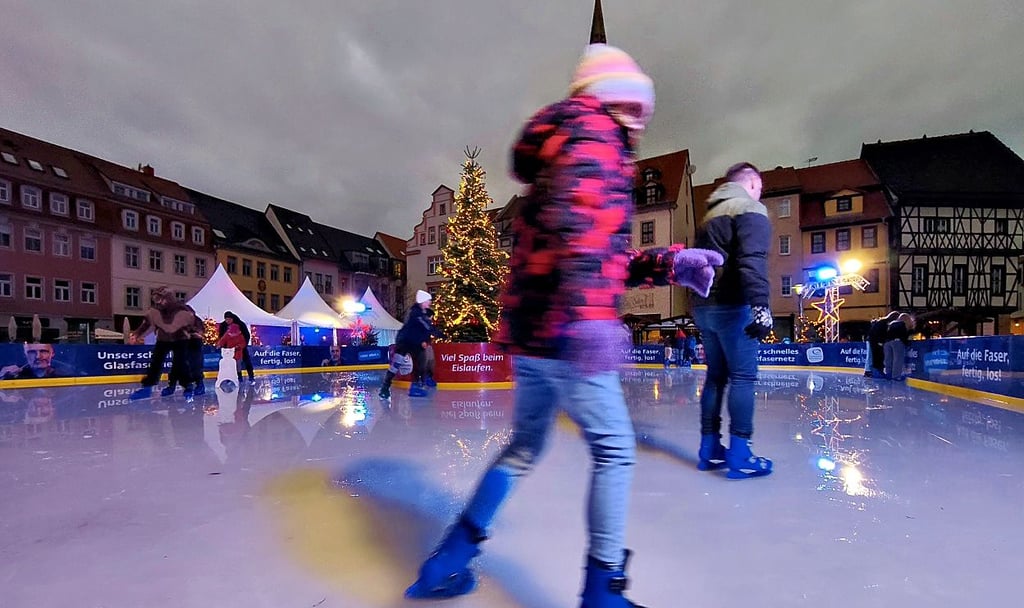 Winterspaß auf dem Merseburger Markt: Ab 5. Dezember heißt es wieder Schlittschuhe an und los! 