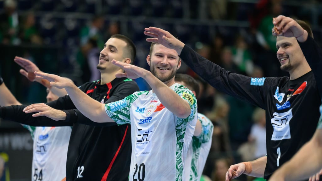 Magdeburgs Schlussmann Matej Mandić (l) feiert ein schnelles Wiedersehen mit seinem alten Club. (Archivbild)