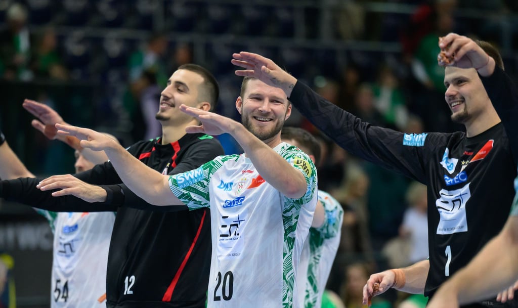 Magdeburgs Schlussmann Matej Mandić (l) feiert ein schnelles Wiedersehen mit seinem alten Club. (Archivbild)