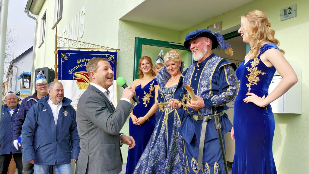 Die Narren übernehmen die Macht in Elster. Bürgermeister Peter Müller (Mitte) übergibt den Schlüssel der Stadt an Prinz Sven Meihofer.