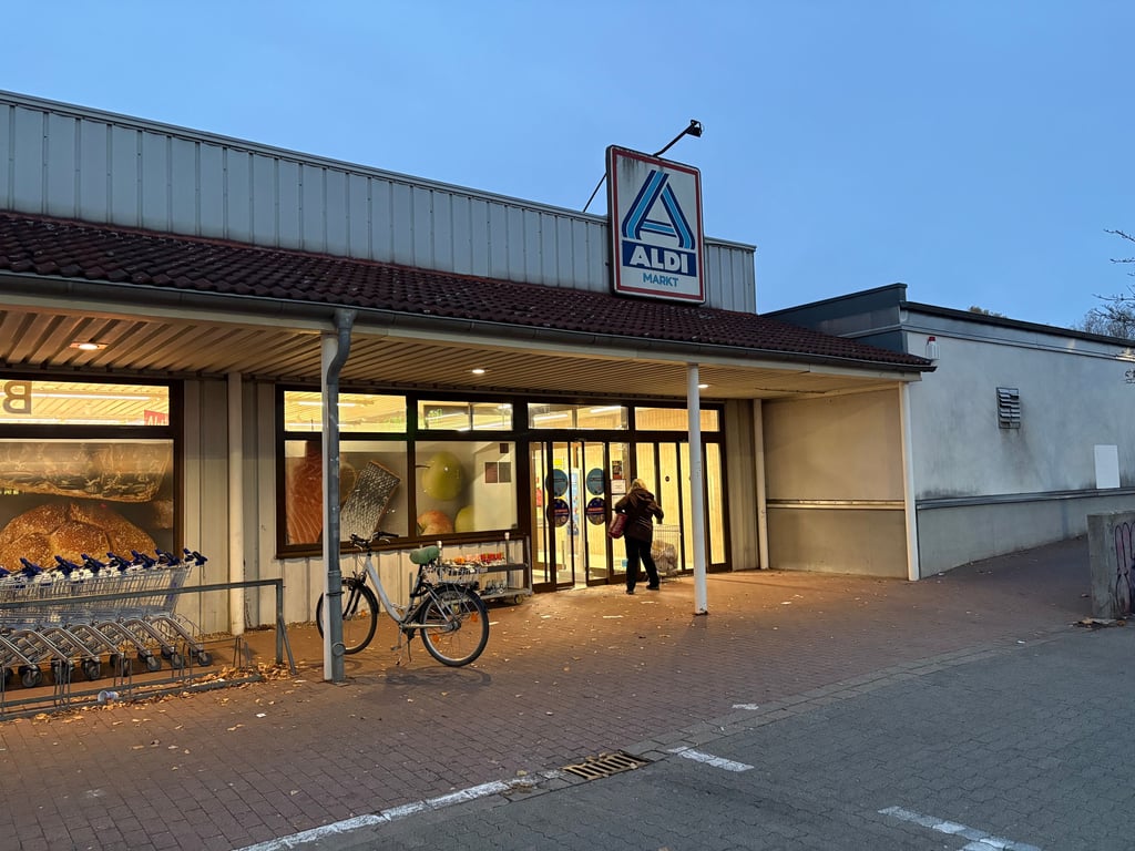 Blick auf die Filiale von Aldi in Burg, die im Einkaufszentrum an der Zibbeklebener Straße zu finden ist.