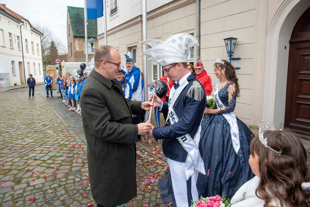 Laurens Nothdurft übergibt den Rathaus-Schlüssel. 