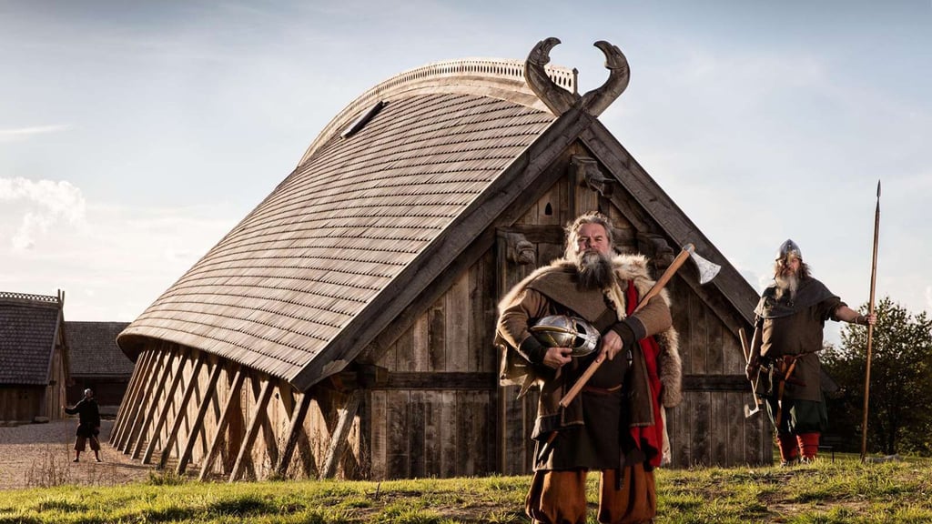 Zeitreise: Als Wikinger verkleidete Schauspieler stehen vor der Königshalle im „Land der Legenden“.