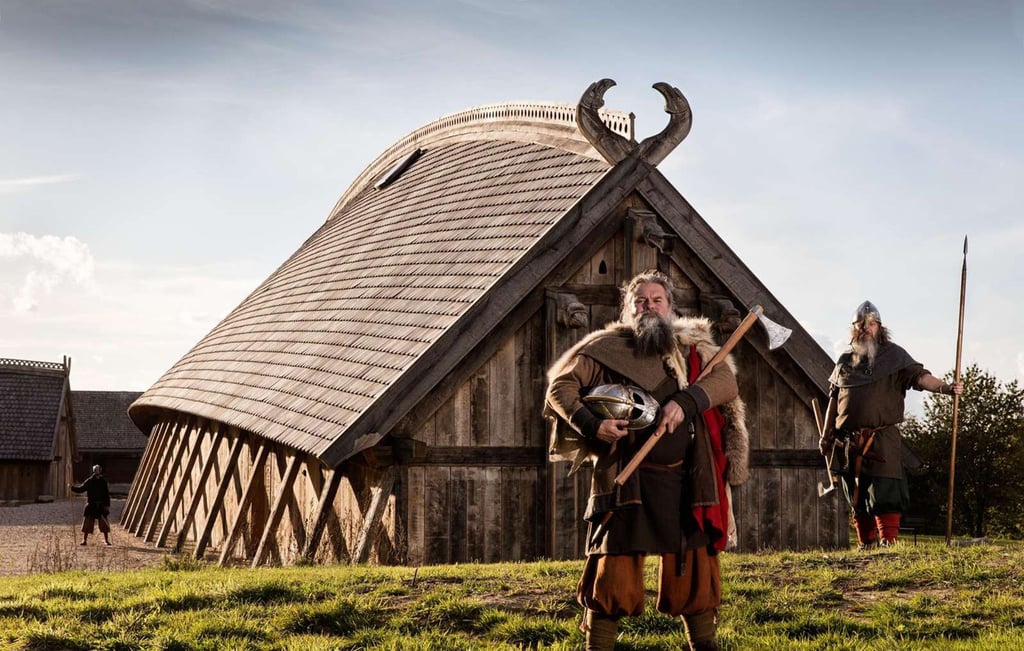 Zeitreise: Als Wikinger verkleidete Schauspieler stehen vor der Königshalle im „Land der Legenden“.