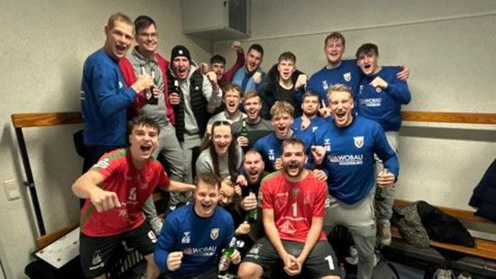 Wie die Bilder sich gleichen: Der BSV 93 jubelt nach seinem zehnten Saisonsieg. 