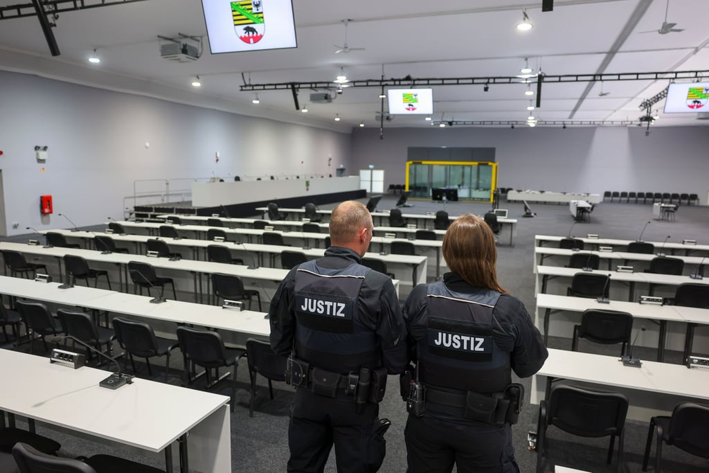 Blick von den Nebenklage-Plätzen in den Gerichtssaal.