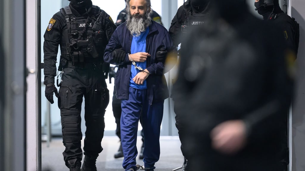 Der Angeklagte Taleb al-Abdulmohsen wird vor Beginn des zweiten Prozesstages in den Gerichtssaal geführt.