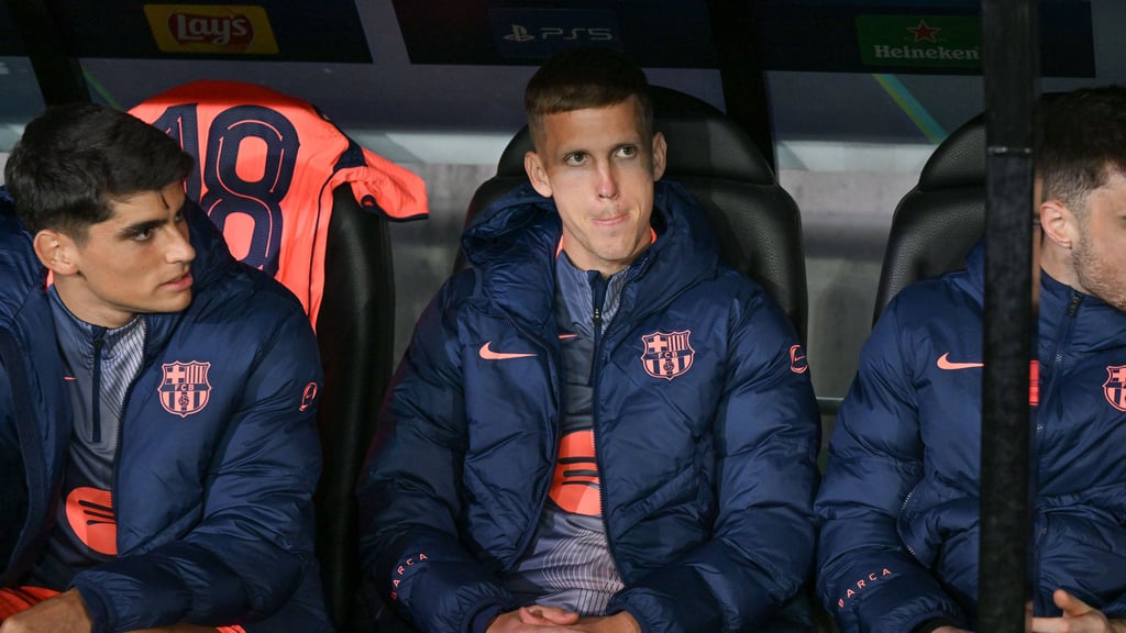 Dani Olmo auf der Bank des FC Barcelona.