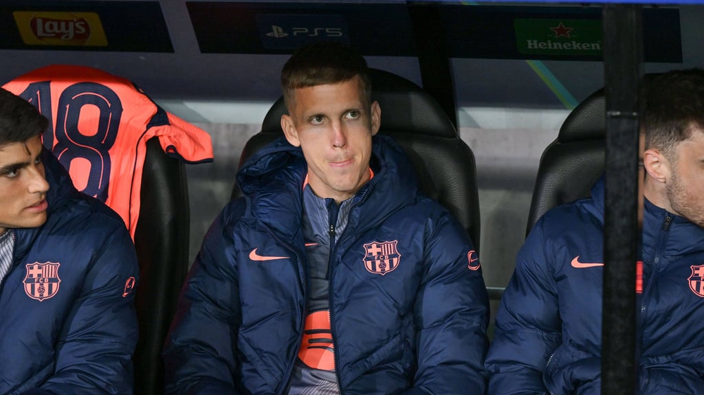 Dani Olmo auf der Bank des FC Barcelona.