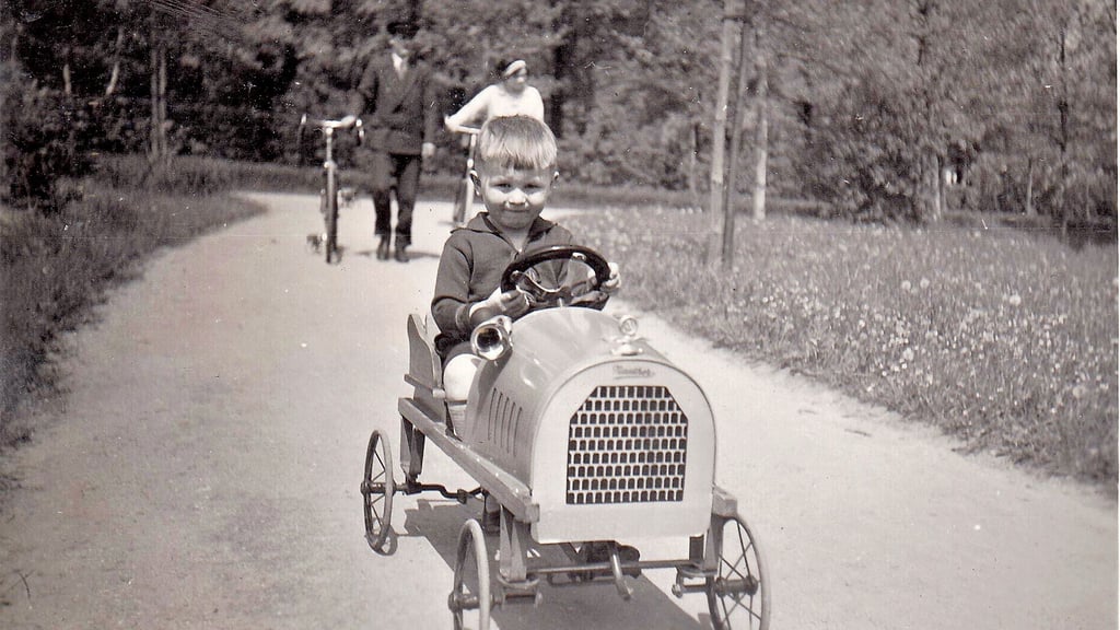 Werner heißt der Junge im Naether-Tretauto, der hier so voller Stolz im Jahr 1930 in die Kamera blickt. Die einst sicher fürs Familienalbum gedachte Aufnahme, die jetzt historische Bedeutung hat,  entstand am Obersee in Berlin-Lichtenberg.  