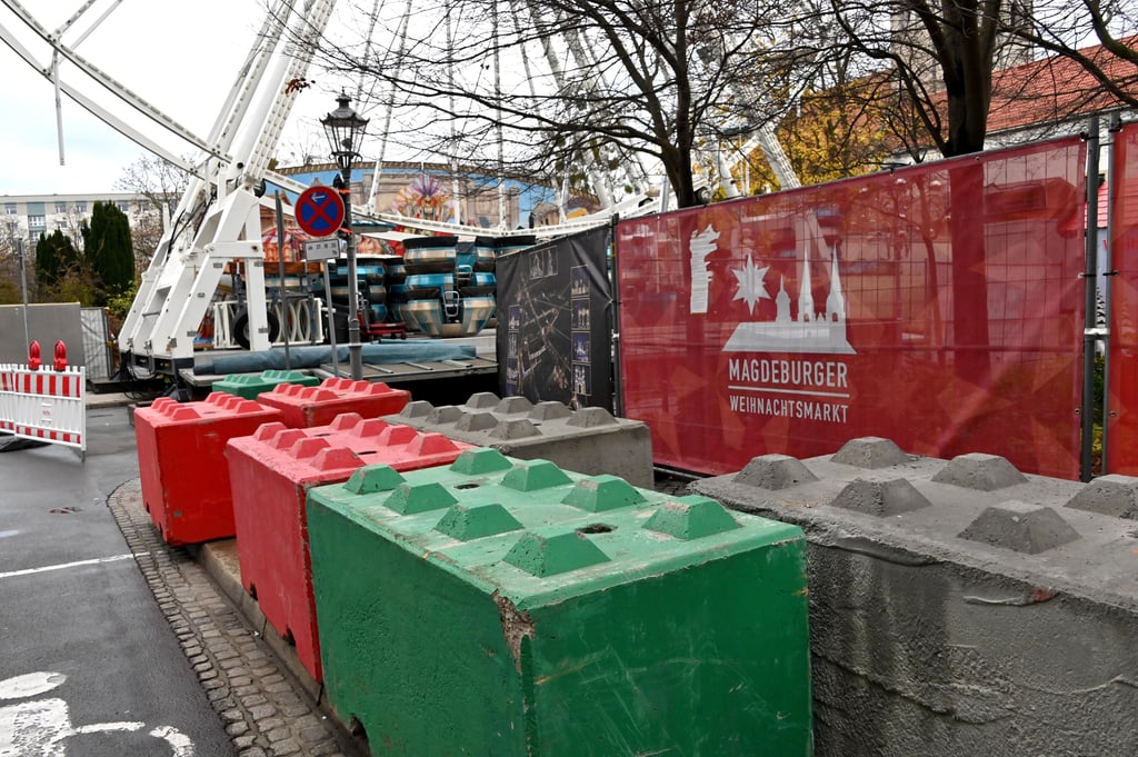 Mit dem Aufbau der Betonsteine für den Magdeburger Weihnachtsmarkt wurde begonnen.