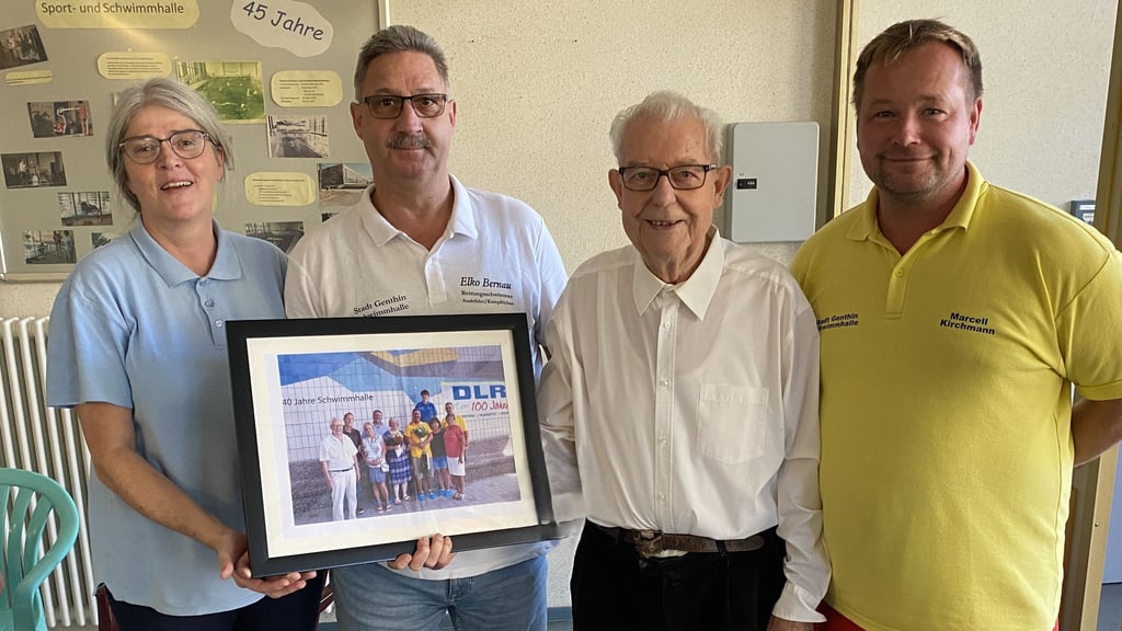 Horst Leiste (2. v. re.) mit den Schwimmhallenmitarbeitern: Antje Wöhling, Elko Bernau und Marcell Kirchmann (re.). 