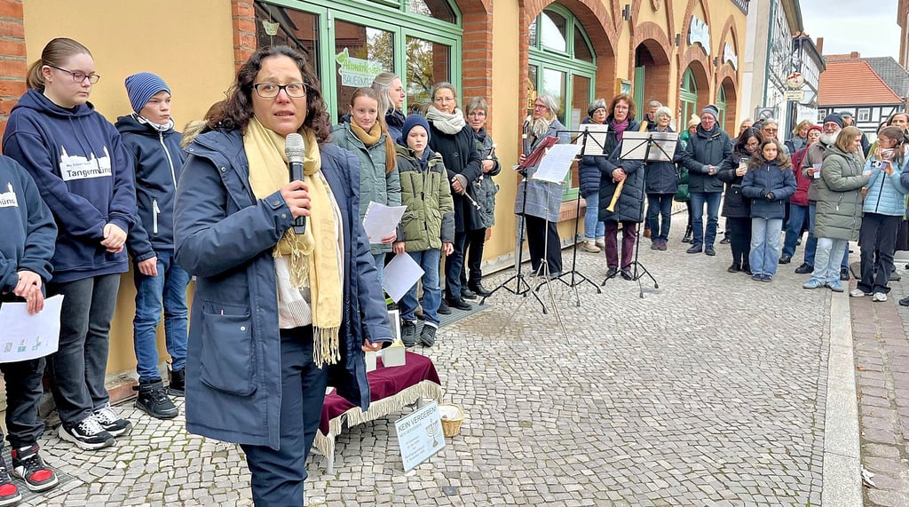 Valentina Holt (geb. Conitzer) ist bewegt von der Erinnerungszeremonie an ihre Vorfahren.