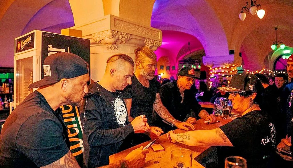 Möglichkeiten für Autogramme und einen Plausch mit den Musikern gab es am Sonntag viele.