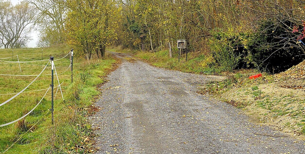 Seit der notdürftigen Schotterung ist an dem Weg entlang der Laweke zwischen Elbitz und Dederstedt  nichts mehr gemacht worden.   