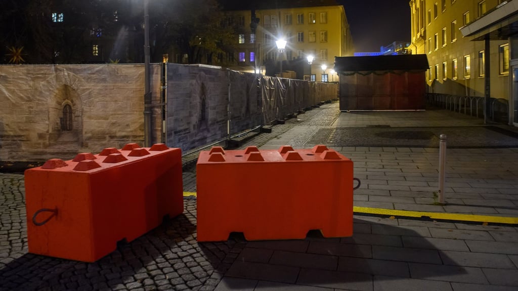 Seit Ende Oktober wird auf dem Alten Markt in Magdeburg bereits der Weihnachtsmarkt aufgebaut.