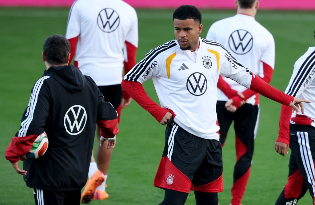 Noah Atubolu um Gespräch mit Torwart-Trainer Andreas Kronenberg.