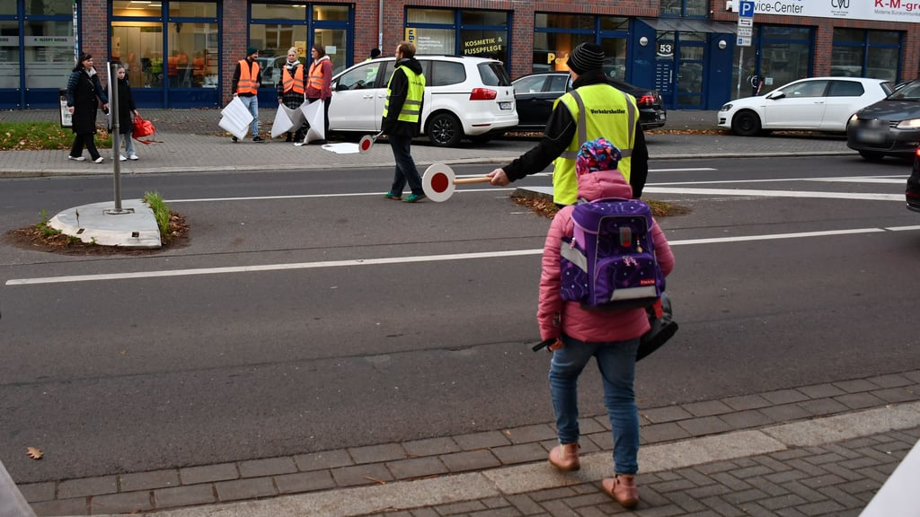 Auf dem Schulweg zur Magdeburger Grundschule sind bereits Verkehrshelfer im Einsatz. Jetzt wird zusätzlich eine Bedarfsampel geprüft.