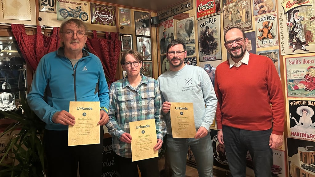 Kay Gericke mit Lars Seidel, Manuela Langner sowie Uwe Fleischer in der Kultgäststätte „Zum Ehlestrand“(v.r).