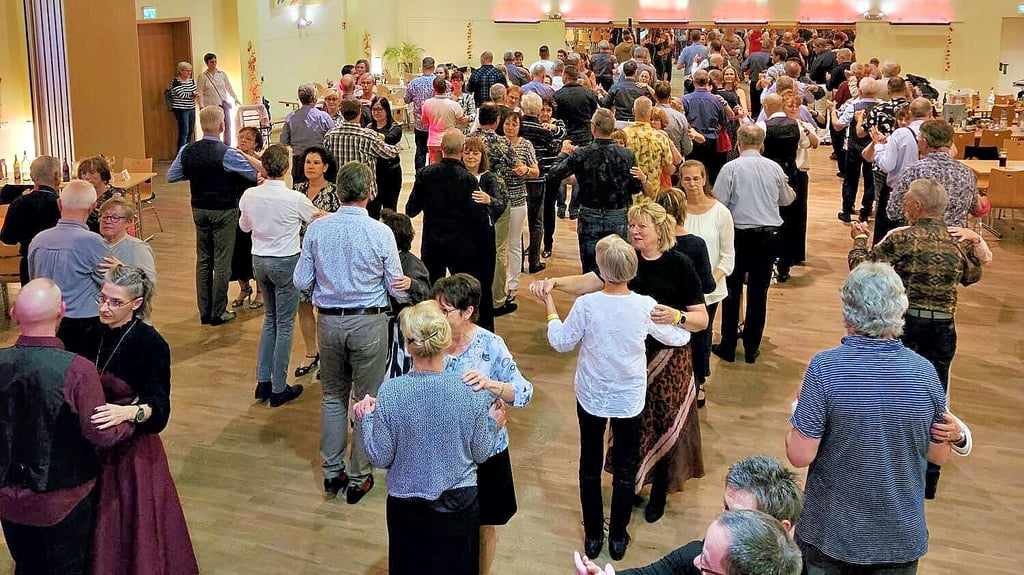 62 Paare tanzten in Bitterfeld den Bachata. Es war ihr Beitrag zu einem Weltrekordversuch, der auch eine soziale Seite hatte. 