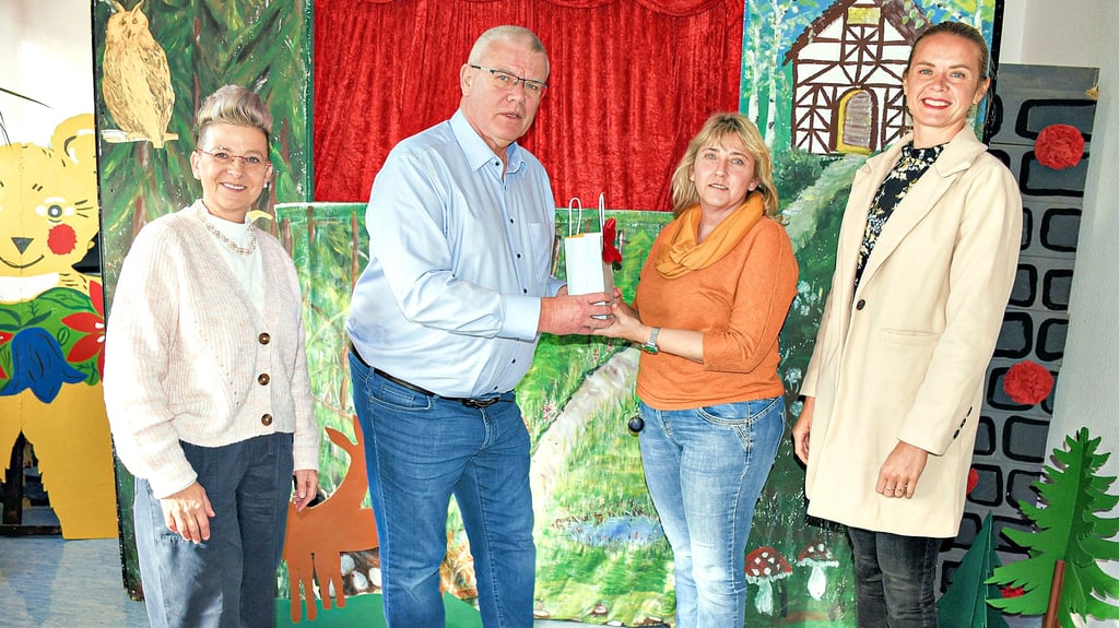 Der Pegasus-Geschäftsführer Michael Hauschild überreichte der Chefin der Kindertagesstätte „Bummi“, Carola Behrendt, im Beisein der beiden Quartiersmanagerinnen Beate Kranz (l.) und Anastasiia Volotovska (r.) den Erlös vom Straßenfest in Staßfurt-Nord.  