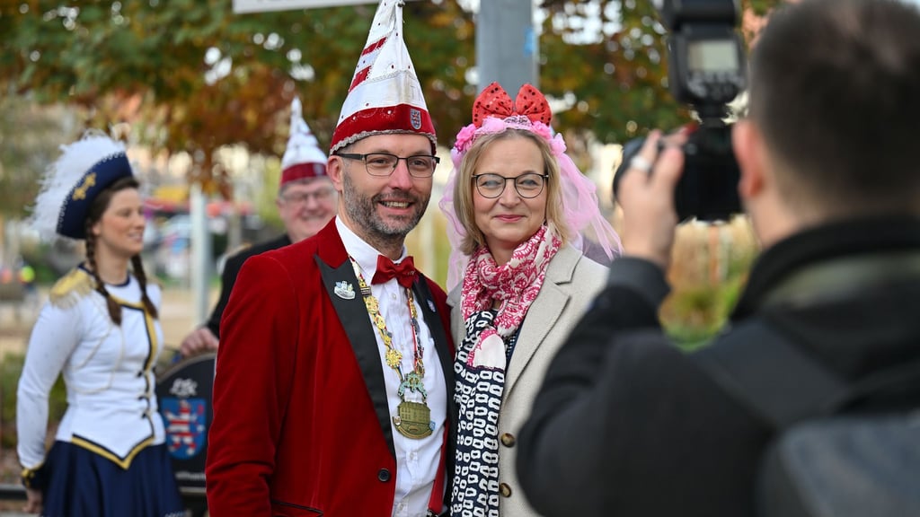 Führungspersonen treffen aufeinander: Die stellvertretende Ministerpräsidentin Katja Wolf (BSW) stellte sich beim närrischen Sturm auf die Staatskanzlei auch dem Präsidenten des Landesverbands Thüringer Karnevalvereine, Christoph Matthes.